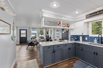 Coady Lakefront Bliss - 4BR - Hot Tub - Boat - Kayak