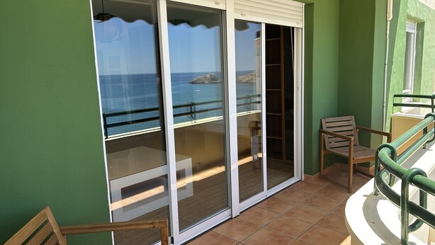 A balcony with a view of the sea, a wooden chair, and a bench. - DELICIAS PLAYA, beachfront with parking included (Aguilas)