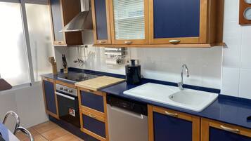 Een koelkast, een magnetron, een oven, een vaatwasser