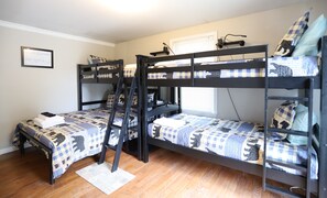 3 slaapkamers, een strijkplank/strijkijzer, wifi, beddengoed