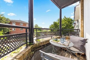 Outdoor dining - Cosy London Apartment near Canary Wharf (London)