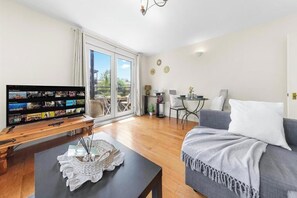 TV - Cosy London Apartment near Canary Wharf (London)