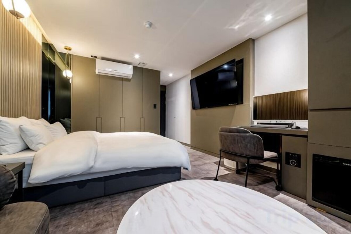 Free WiFi, individually decorated, individually furnished, bed sheets