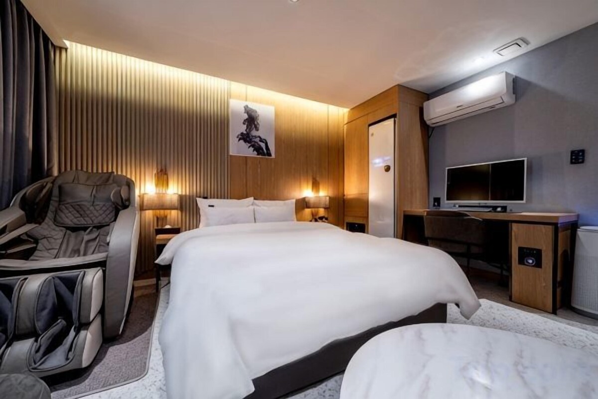Free WiFi, individually decorated, individually furnished, bed sheets