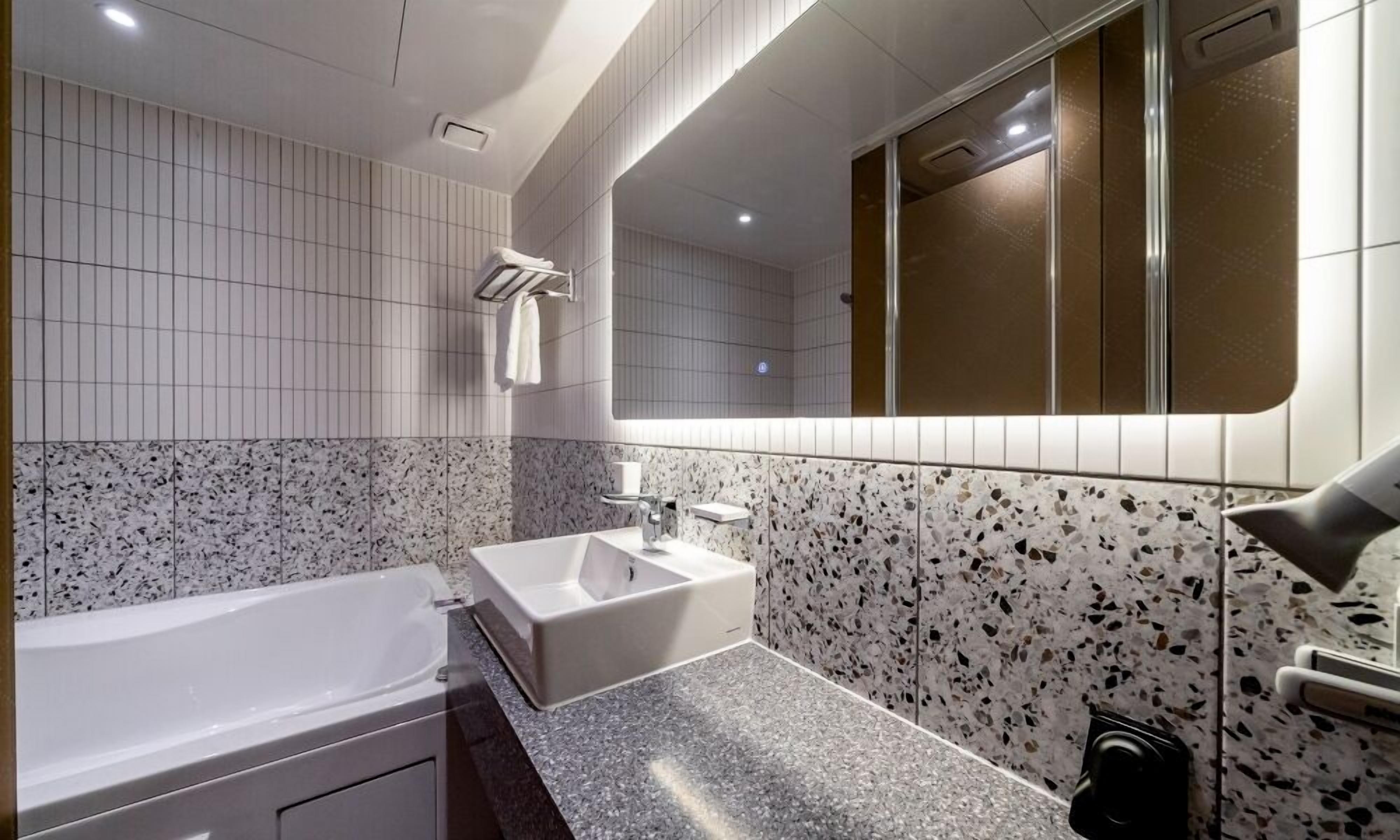 Suite | Bathroom | Free toiletries, hair dryer, bathrobes, slippers