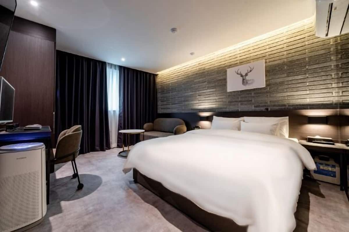1 Schlafzimmer, individuell dekoriert, individuell eingerichtet
