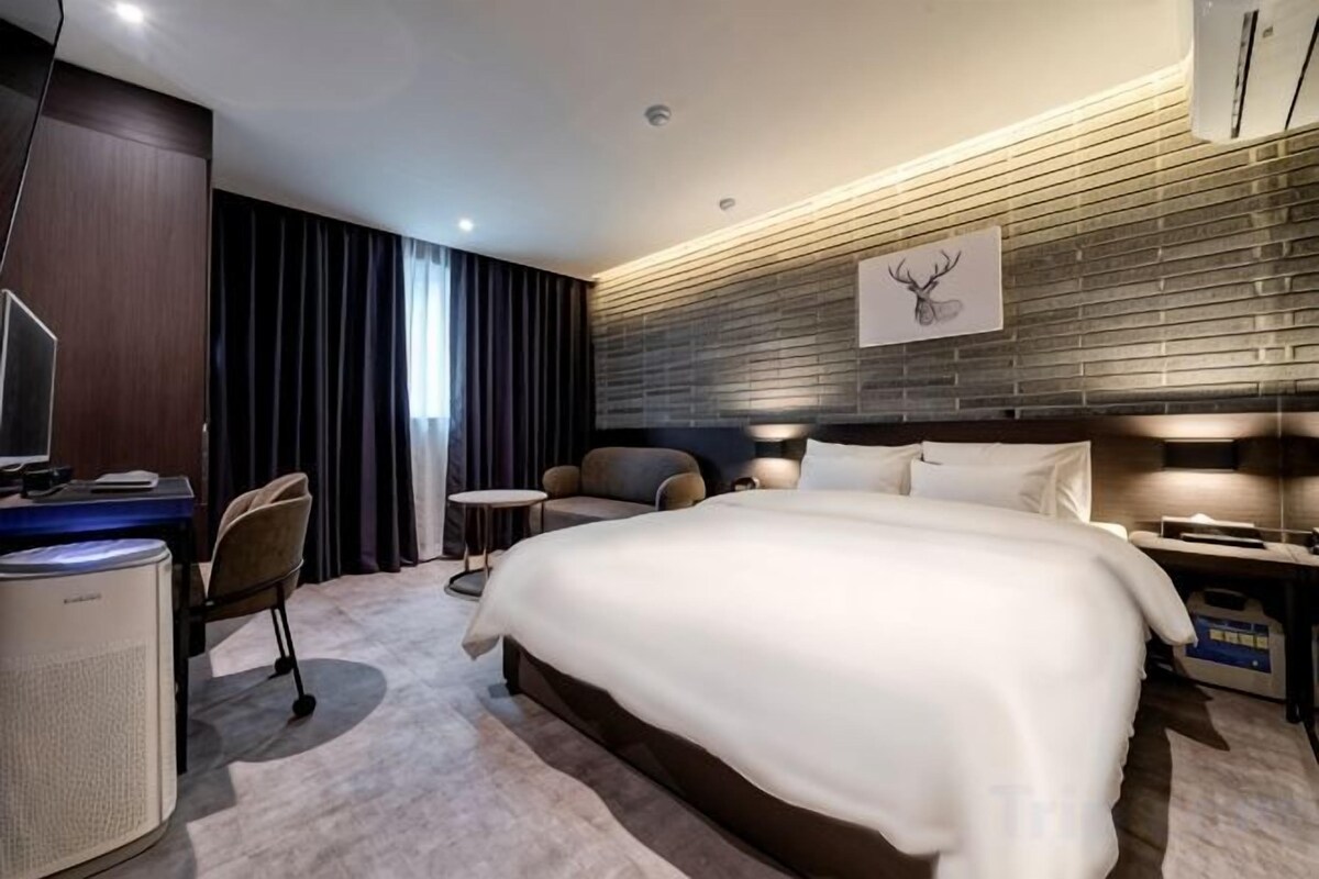Free WiFi, individually decorated, individually furnished, bed sheets