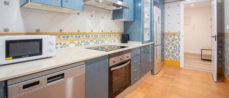 Een microgolfoven, een oven, een kookplaat, een vaatwasser