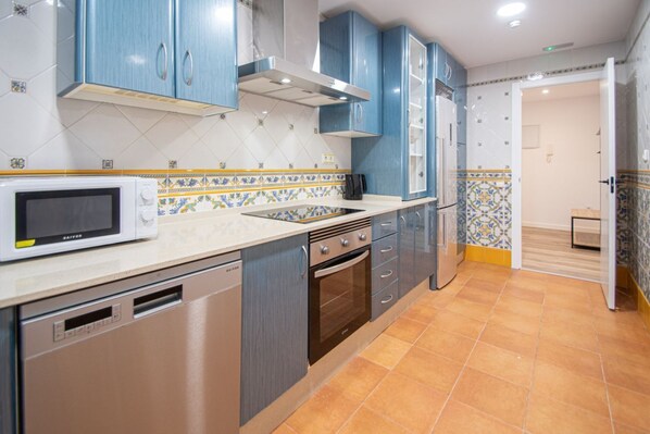 Microwave, oven, stovetop, dishwasher - La Esfera Gaditana: confort, beach and parking (Cádiz)