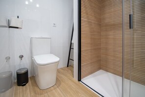 Douche, sèche-cheveux, serviettes fournies