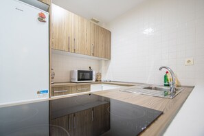 Mikrowelle, Ofen, Wasserkocher mit Kaffee-/Teezubehör, Toaster