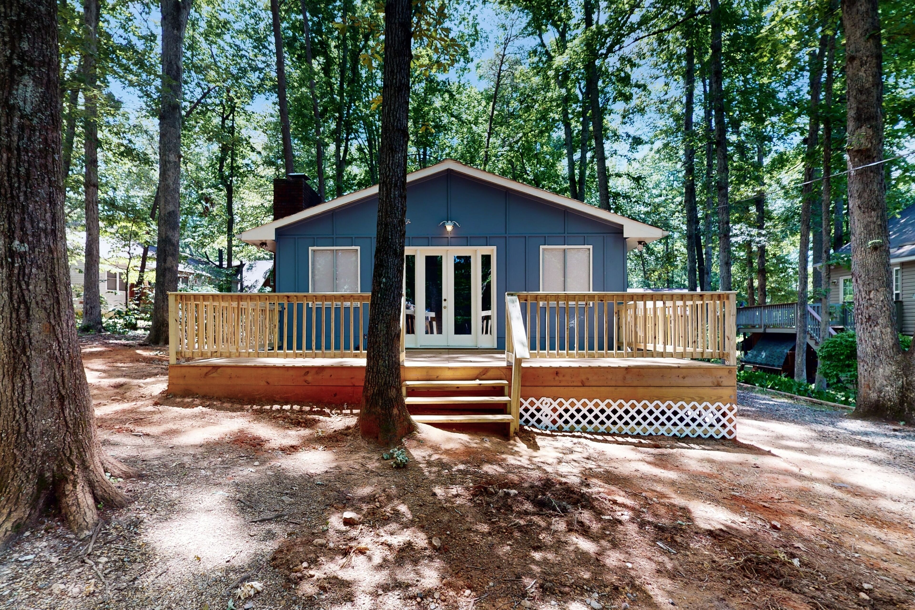 Charming dog friendly conveniently located home w/pool
