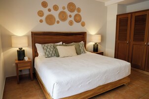 1 CAMA KING SIZE | Hypo-allergenic bedding, individually decorated, individually furnished