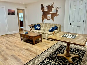 Smart TV, books, computer monitors - Charming 4-bedroom house with WiFi and “stock tank” pool in beautiful Georgetown (Georgetown)