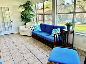 Smart TV, books, computer monitors - Charming 4-bedroom house with WiFi and “stock tank” pool in beautiful Georgetown (Georgetown)