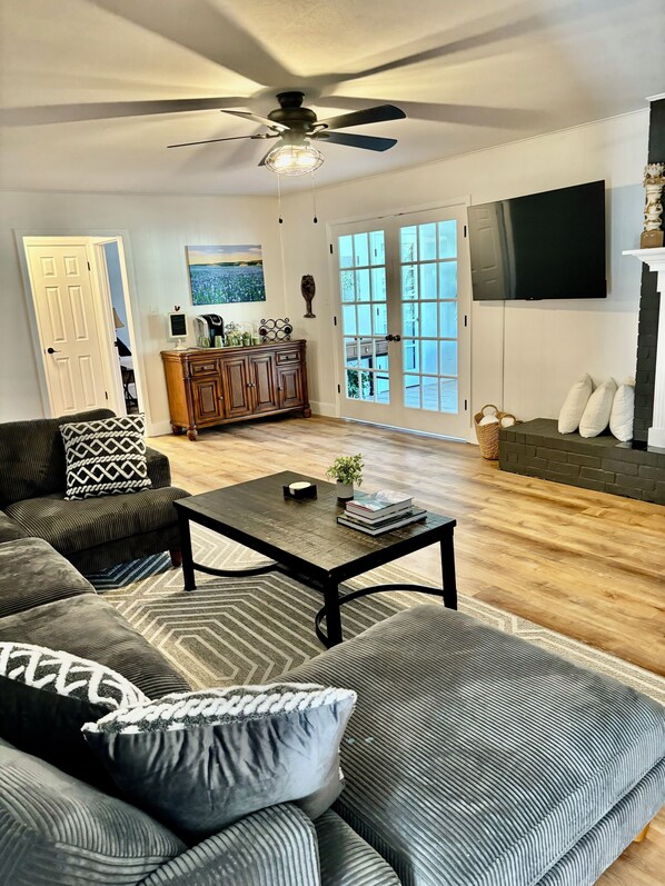 Smart TV, libros y monitor de computadora 