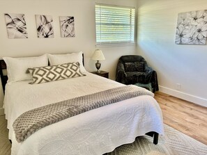 4 habitaciones, escritorio y tabla de planchar con plancha 