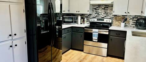 Kylskåp, mikrovågsugn, ugn och spishäll