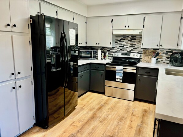 Fridge, microwave, oven, stovetop - Charming 4-bedroom house with WiFi and “stock tank” pool in beautiful Georgetown (Georgetown)