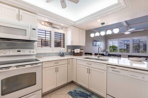 冷蔵庫、電子レンジ、オーブン、コンロ