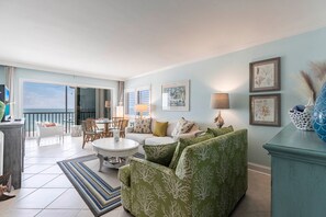 テレビ、DVD プレーヤー、書庫