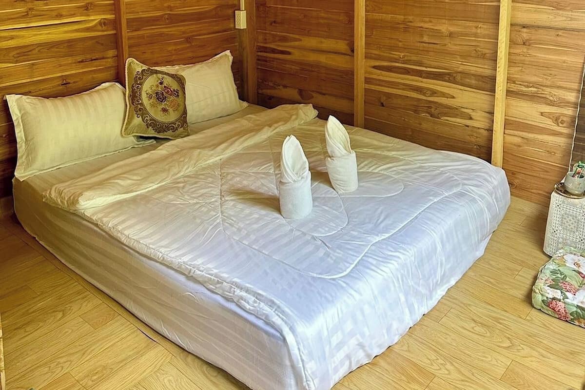 Raft Superior Double Room | Meja, cadar katil