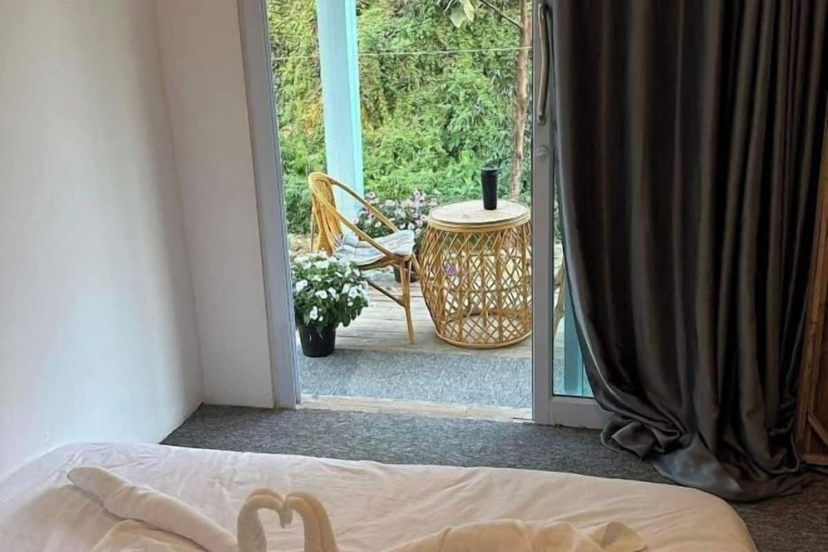 1 bedroom, desk, bed sheets