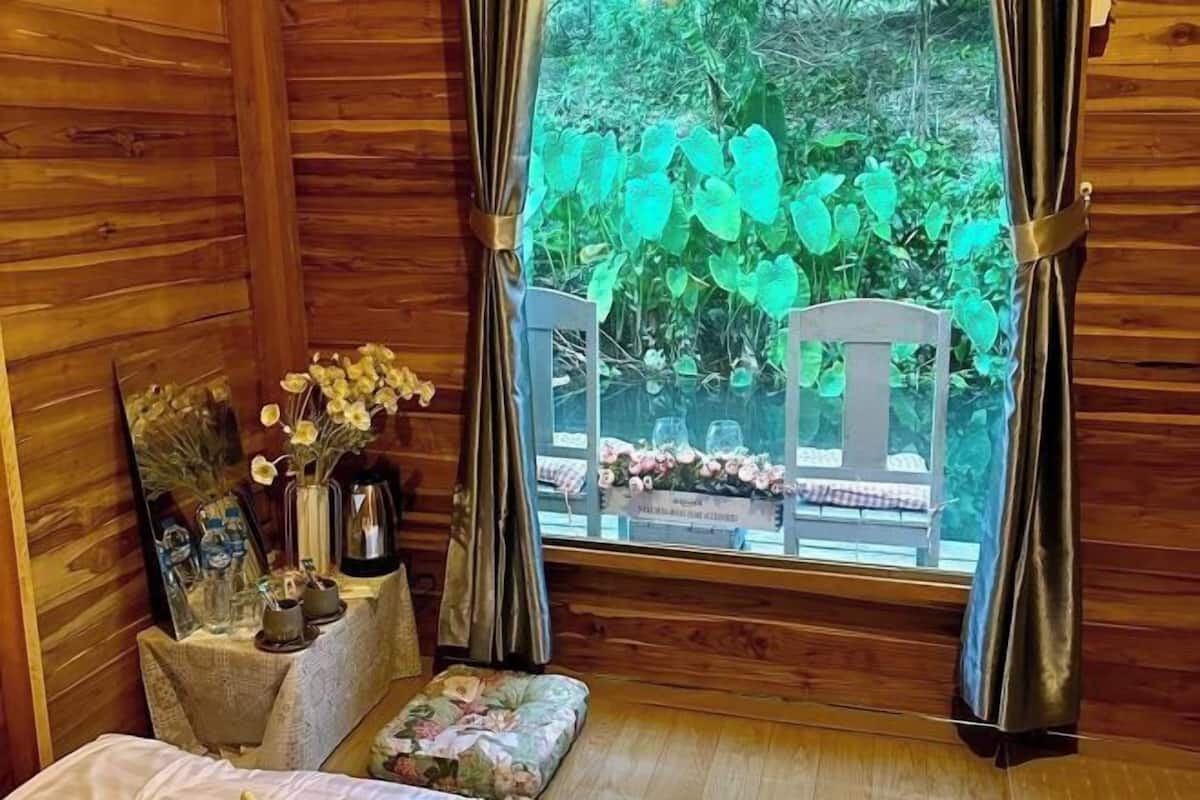 1 bedroom, desk, bed sheets