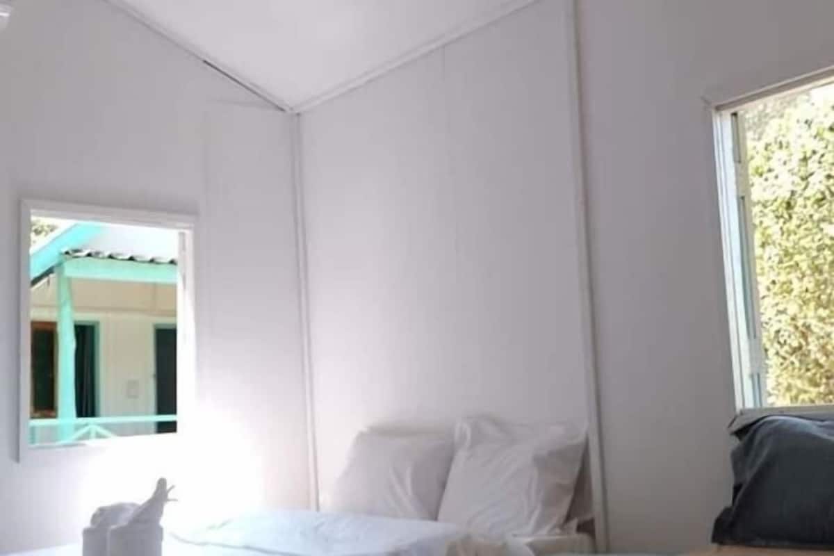 1 bedroom, desk, bed sheets