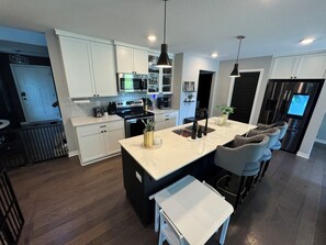 Réfrigérateur, micro-ondes, four, plaque de cuisson