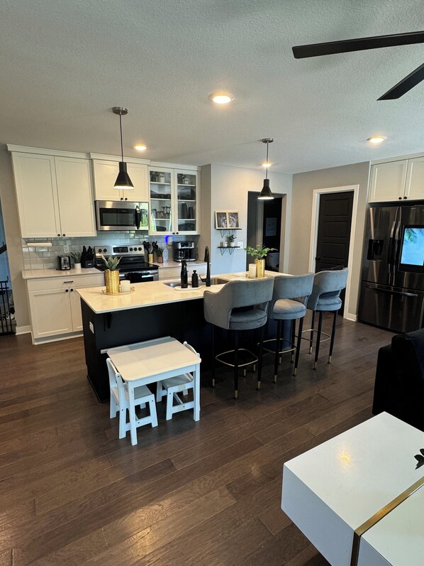 Réfrigérateur, micro-ondes, four, plaque de cuisson