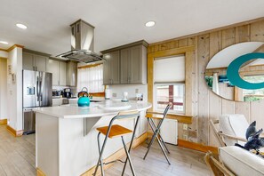 冷蔵庫、電子レンジ、オーブン、コンロ