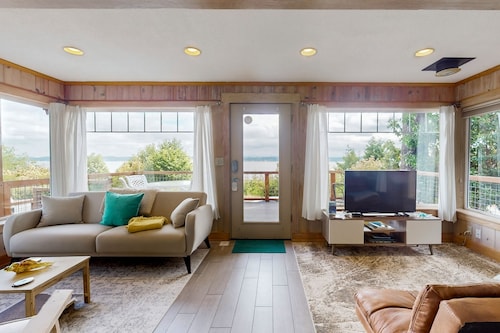 Waterfront getaway with beautiful patio, wifi and W/D