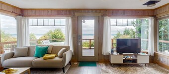 Waterfront getaway with beautiful patio, wifi and W/D