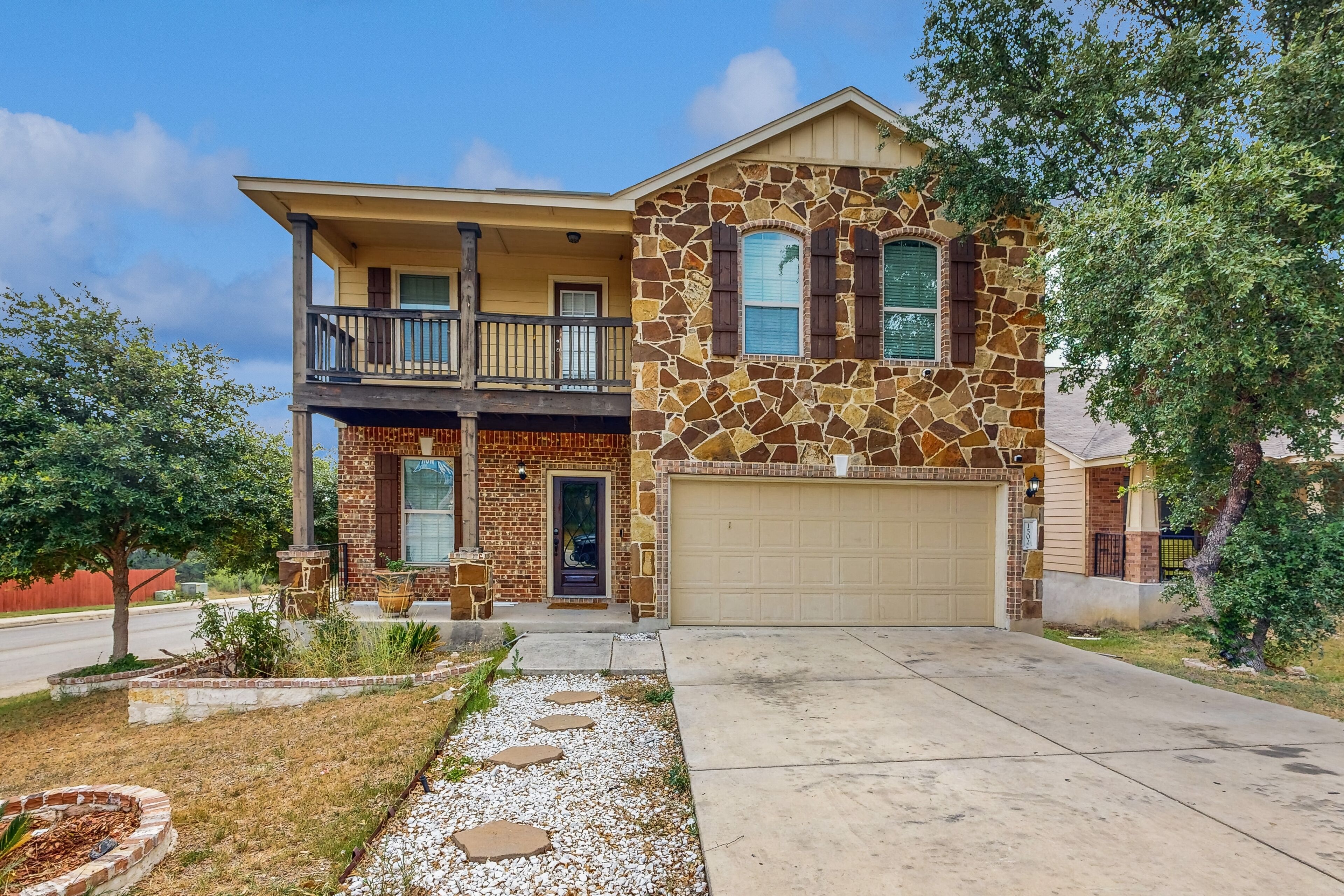 Charming home- Close to shopping and attractions