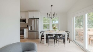 Dining - Luxury Waterfront Cottage with Panoramic Waterway Views (Wilmington)