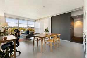 Casa | 1 camera, una scrivania