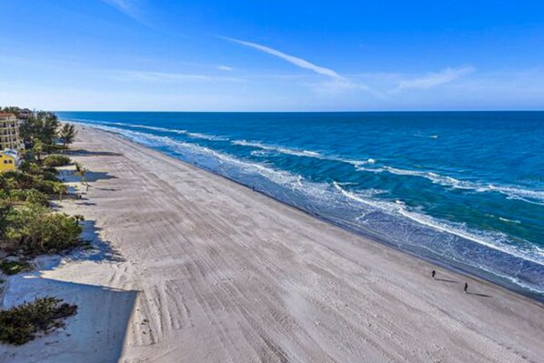 Una spiaggia nelle vicinanze