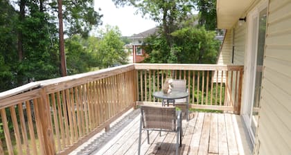 The Perfect Spot: 2-Bedroom Apt - Centrally located in fabulous Enterprise!