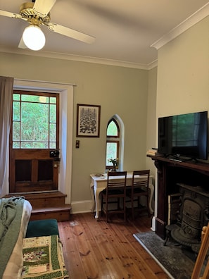 1 habitación, wifi y ropa de cama