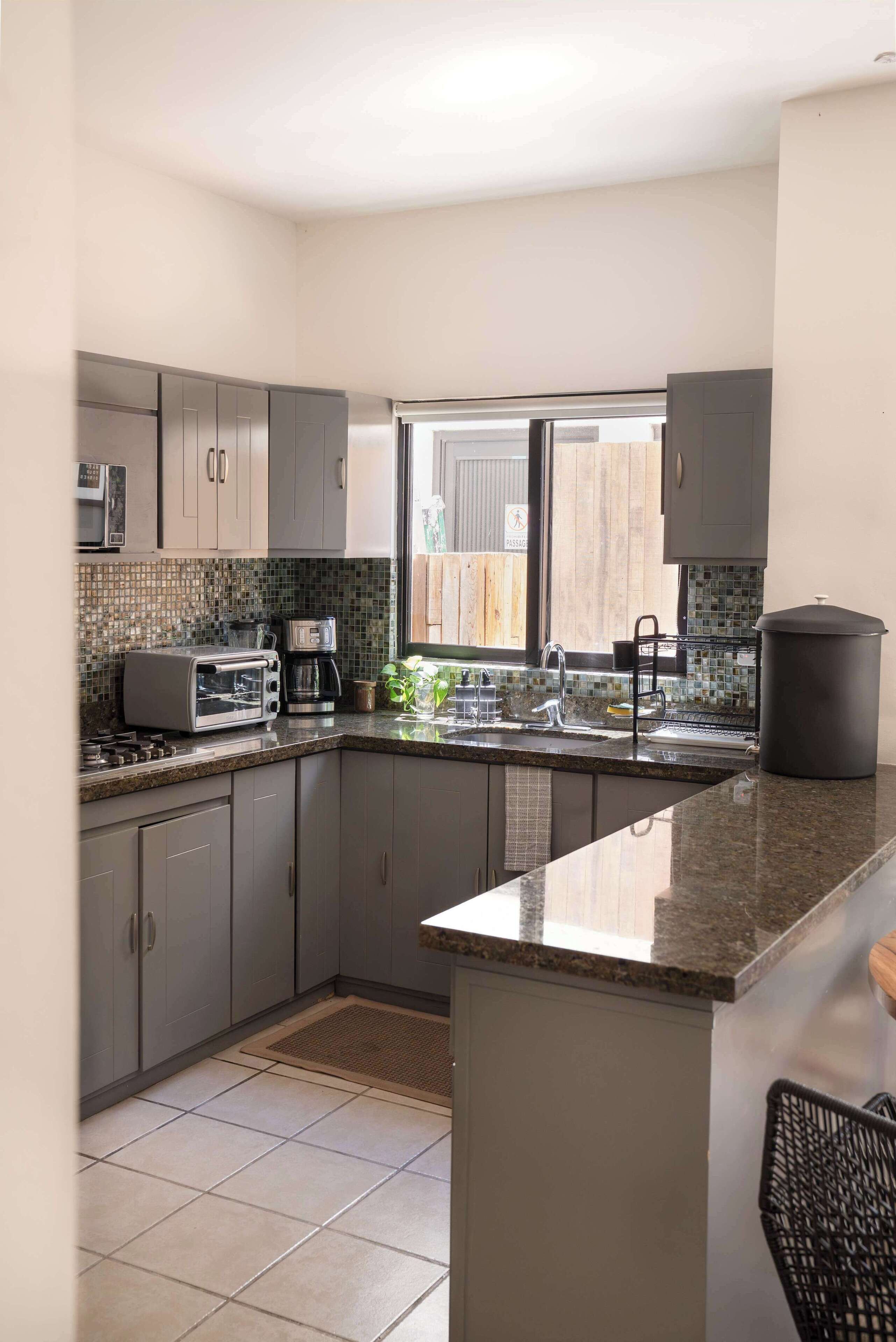 Refrigerador, microondas, placa de cocina, cafetera/tetera