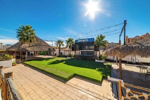 Property grounds - 3 Story Home 3BR 2BA Steps from the Sea Rooftop Spa + Family Pool (Bahía la Choya)