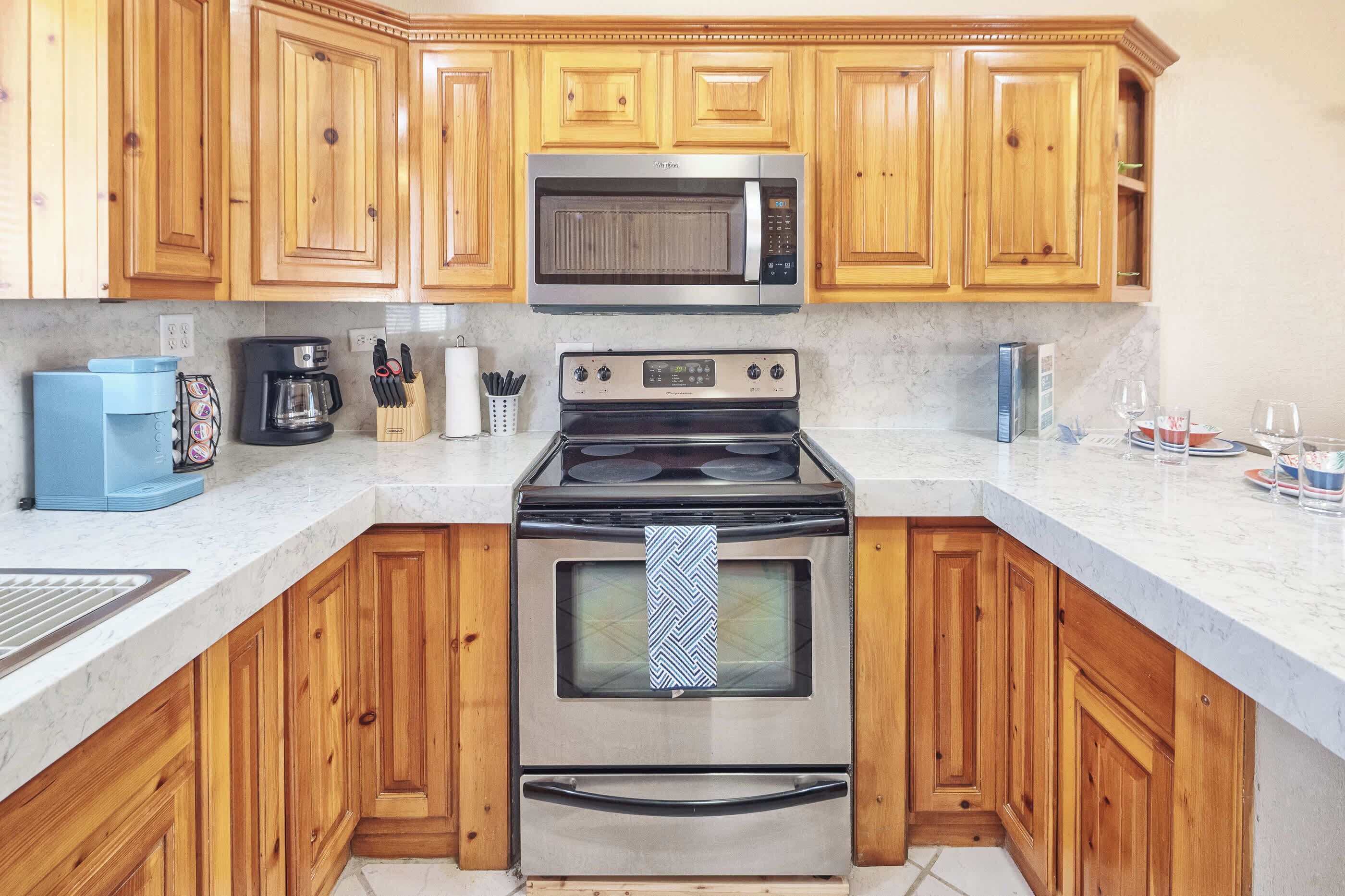 Kylskåp, mikrovågsugn, ugn och spishäll