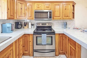 Kylskåp, mikrovågsugn, ugn och spishäll