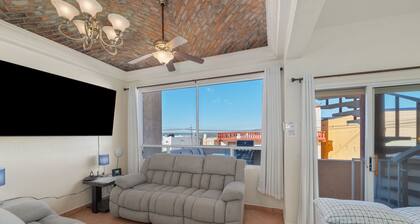 3 Story House 3BR/2BA/Rooftop View/Heated Pool