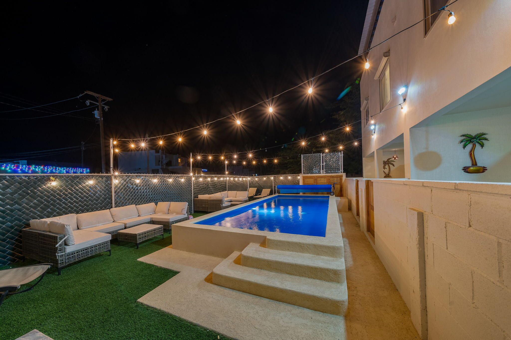 Una piscina al aire libre, una piscina climatizada