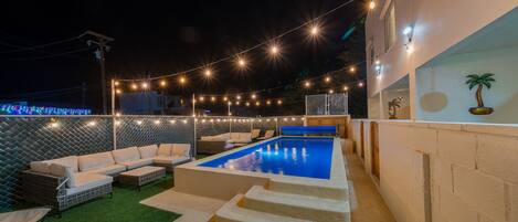 Una piscina al aire libre, una piscina climatizada