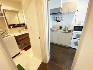 Kühlschrank, Mikrowelle, Herdplatte, Wasserkocher