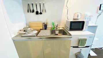 Fridge, microwave, stovetop, electric kettle