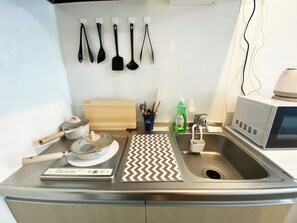 Réfrigérateur, micro-ondes, plaque de cuisson, bouilloire électrique